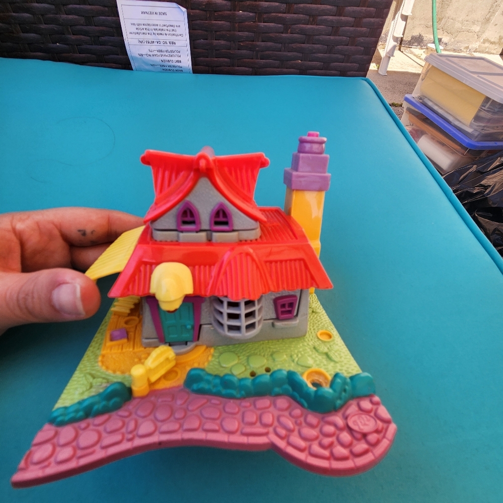 Vinatge 1994 polly pocket house